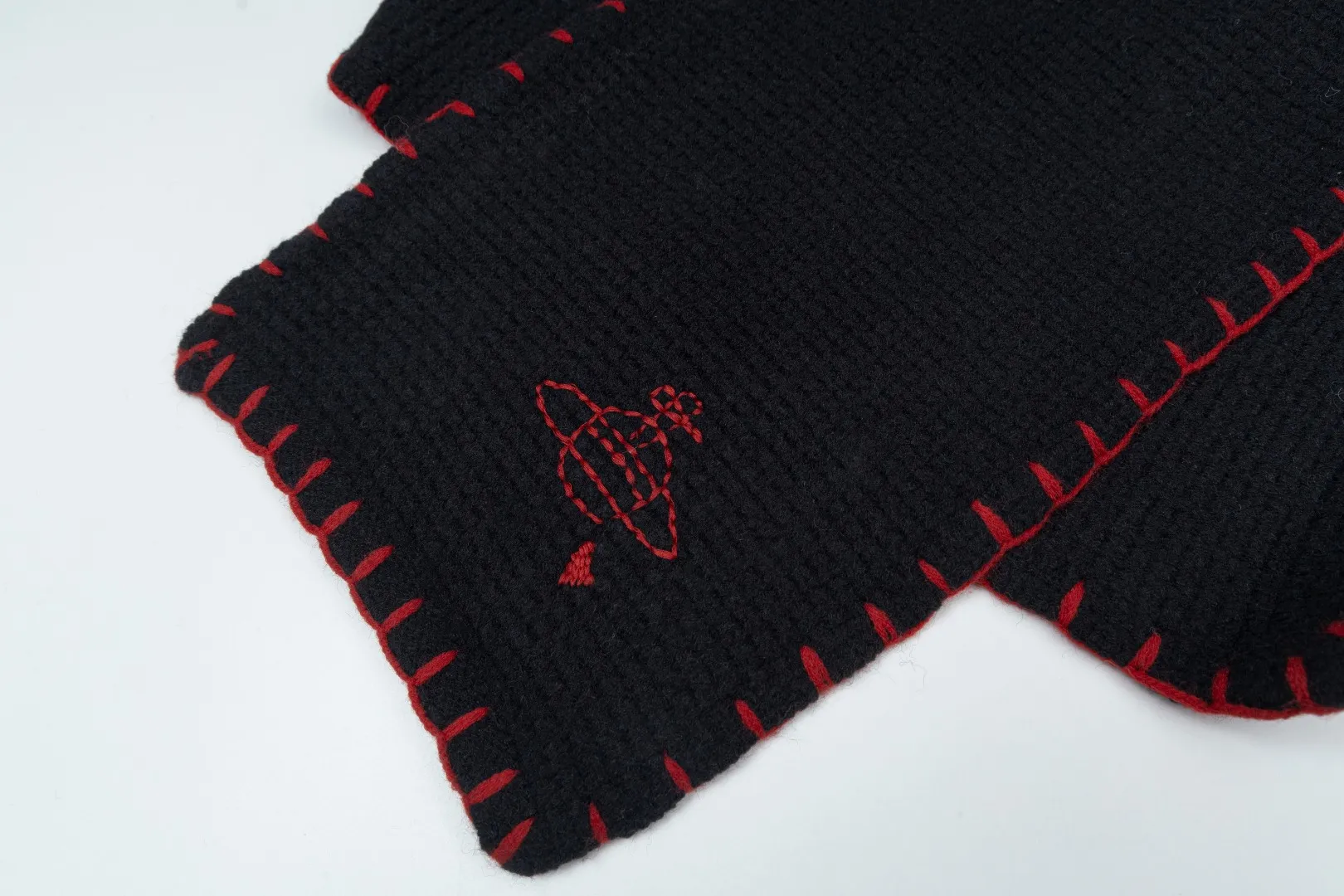 VIVI 163 #Explosive Style Coming vivienne west wood 2025 Christmas🎄Limited Scarf Cardigan Top Original Restored ✅The Top Version on the Internet Popular Style Available in All Grades of Quality The Whole Clothes weighs Three Kilograms Supports Weighing Not Free of Charge Differentiates Products on the Market with Thin and Paper-like Pictures My Home Must Be a Ceiling There Are Too Many People Following the Trend Look at the Quality Before Comparing Prices 30% Wool Thick Needle Top Version Customized Original Open-Mold Horn Button All details are restored. The scarf neckline and hem cannot be made by machine. All red threads are sewn by hand. Every stitch is the cost. Size: 1 yard, 2 yards, 3 yards. Color: apricot, black